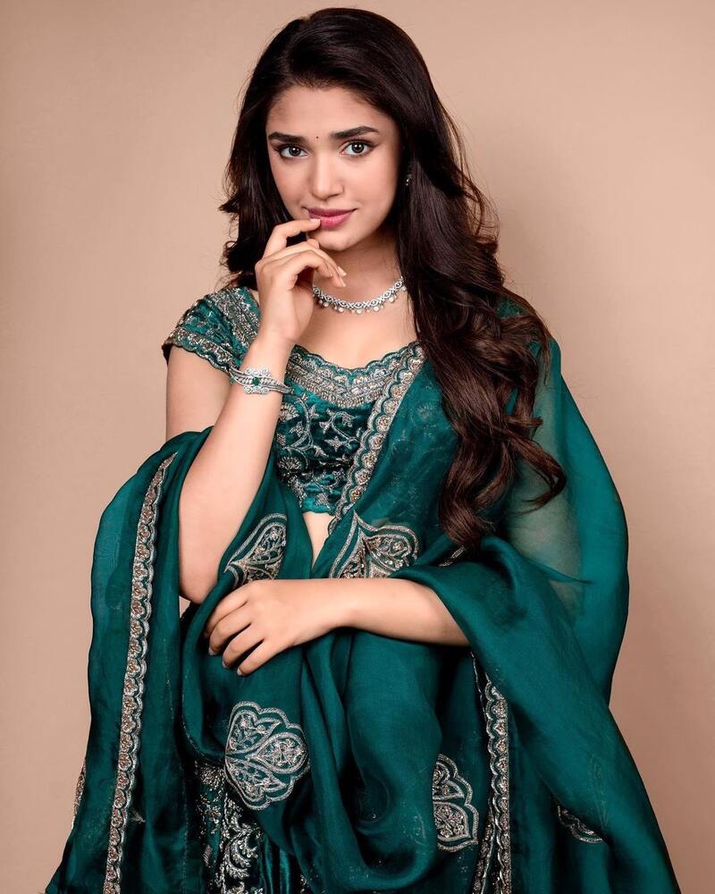 Kirthi shetty latest clicks