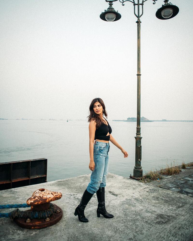 Malavika mohanan new clicks viral hot