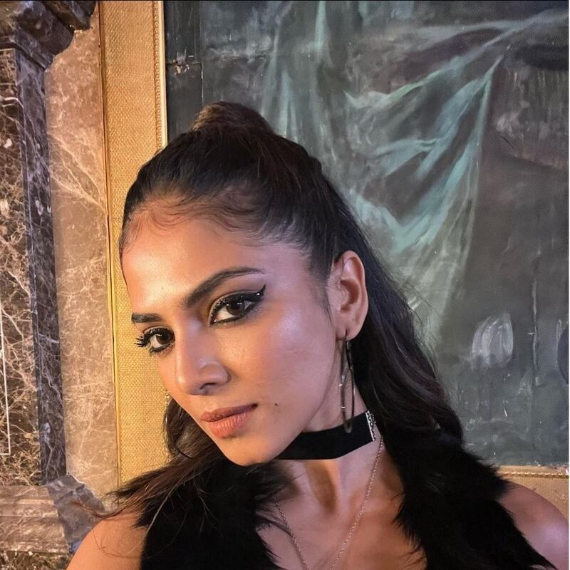 Malavika mohanan in black viral