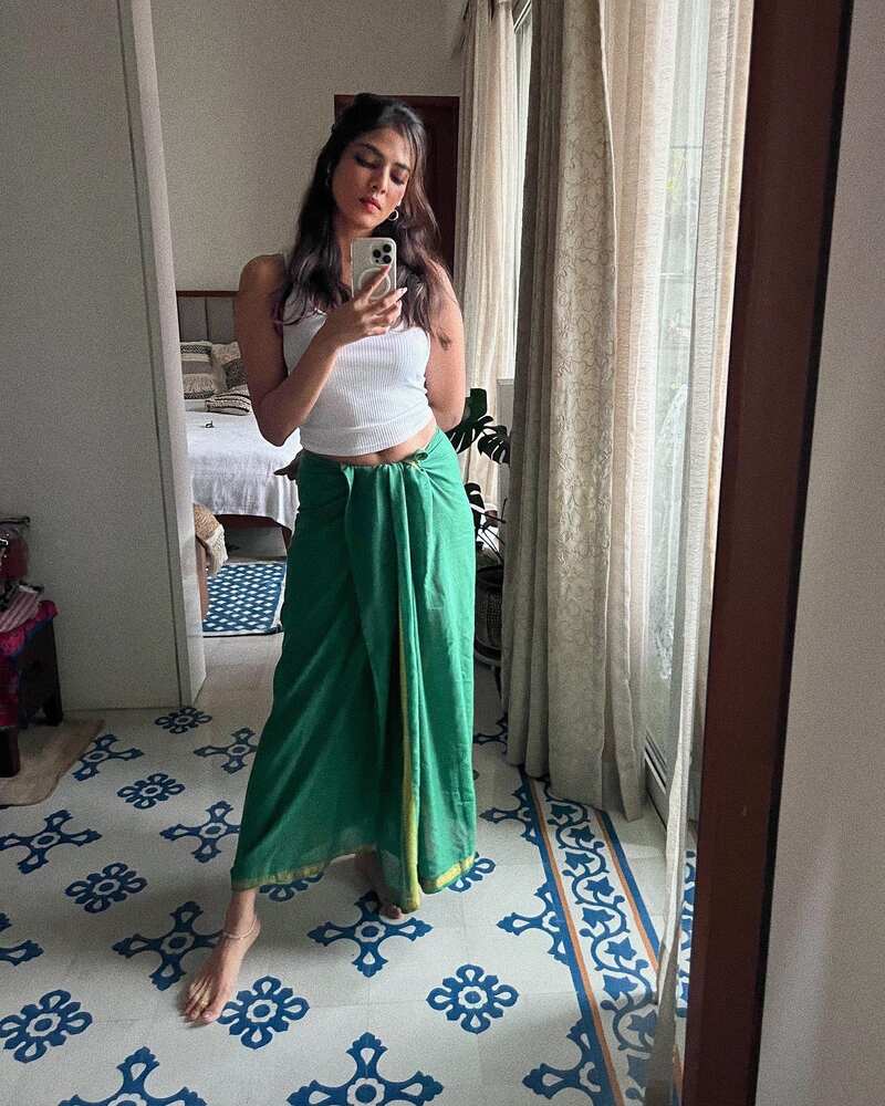 Malavika mohanan in veshti clicks