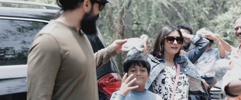 Yash recent photo with family gone viral