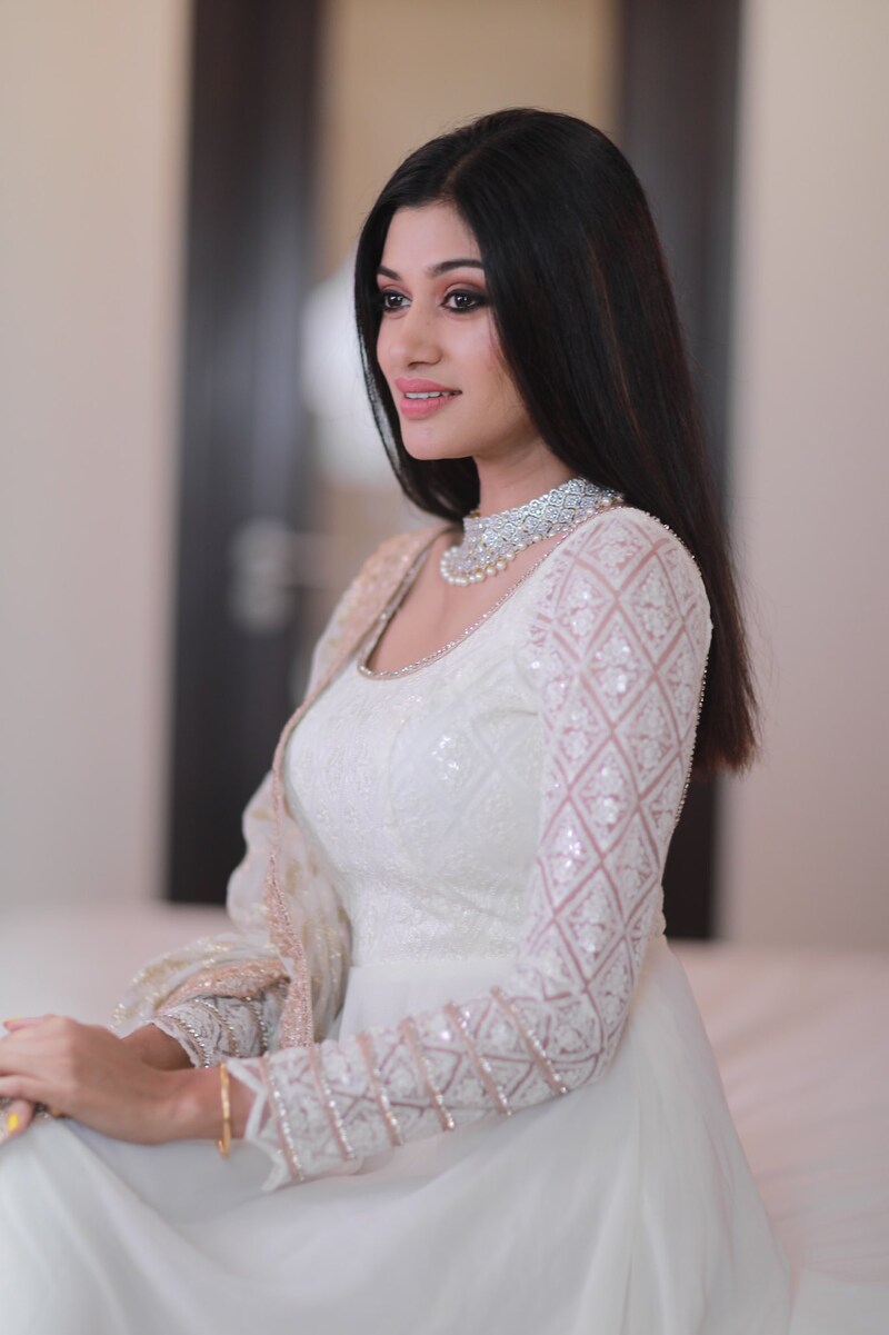 Oviya next boomer uncle photo viral