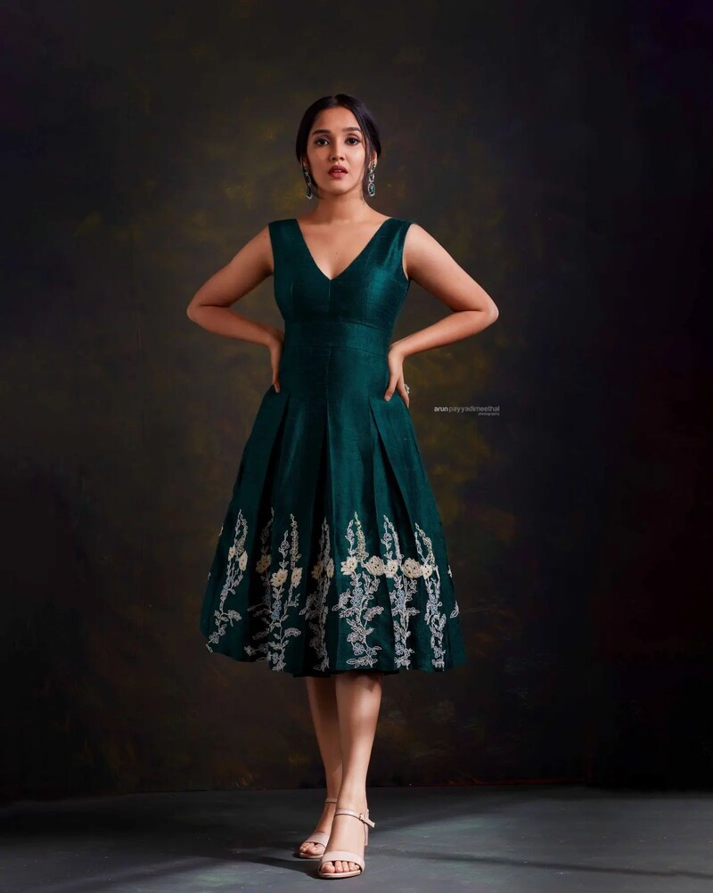 Anikha surendran new clicks