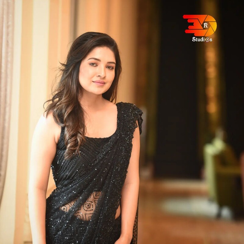 Vani bhojan hot in black