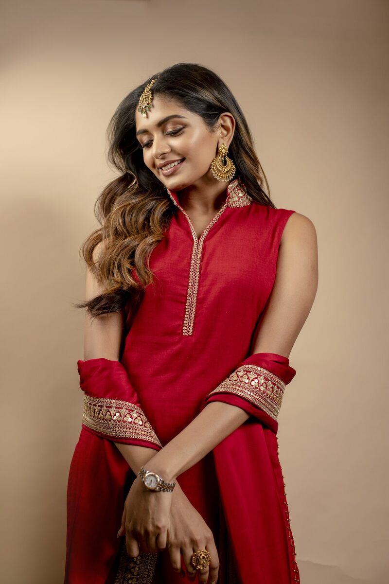 Aditi shankar in red