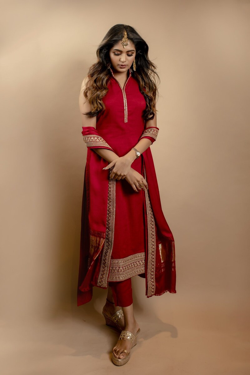 Aditi shankar in red