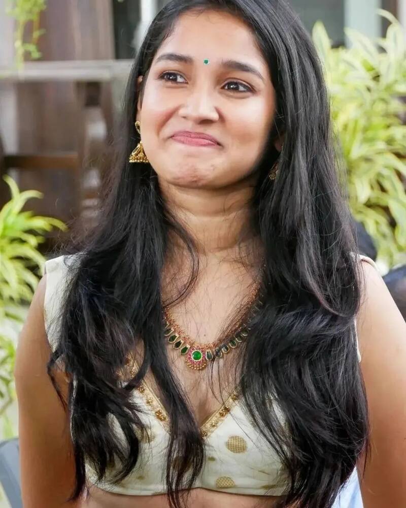 Anikha surendran new clicks