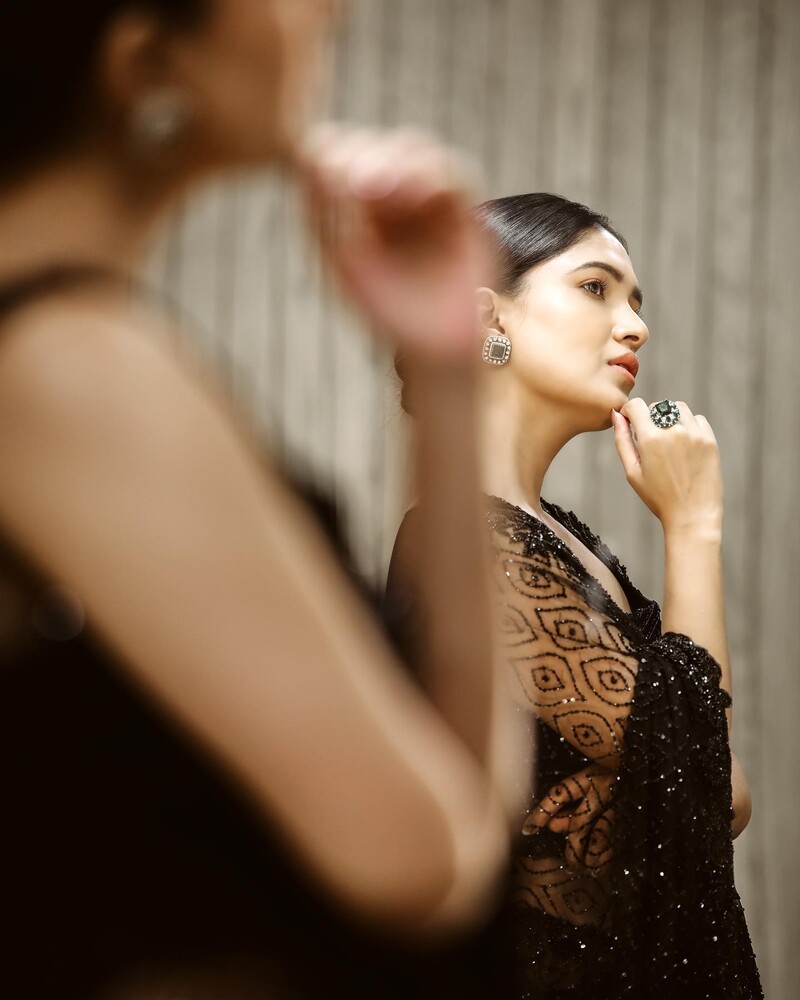 Vani bhojan new hot black saree