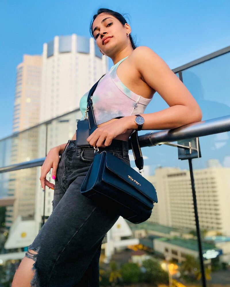 Losliya tamil new hot clicks instagram