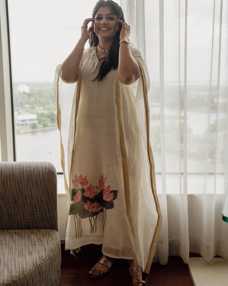 Aparna balamurali new hot clicks viral