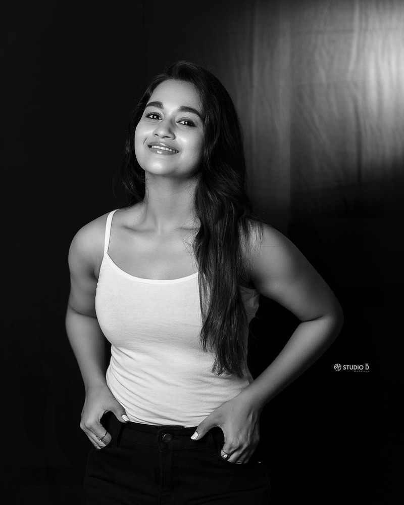 Kaavya arivumani new pandiyan stores hot