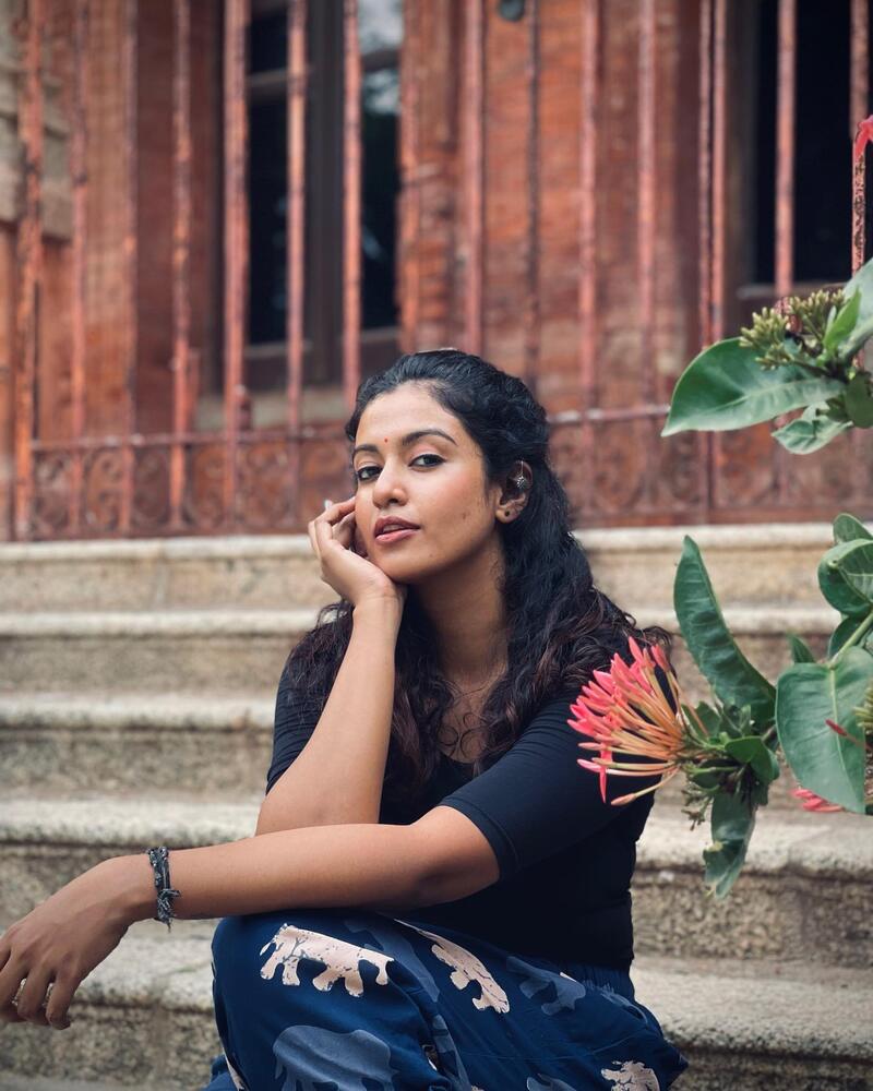 Roshni hari new priyan hot clicks