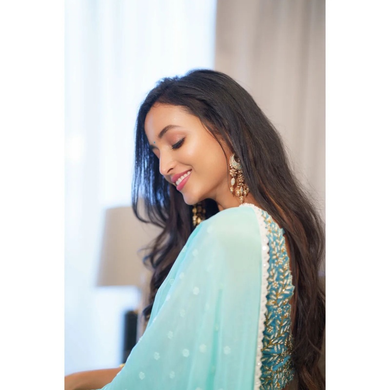 Srinidhi shetty new hot clicks kgf