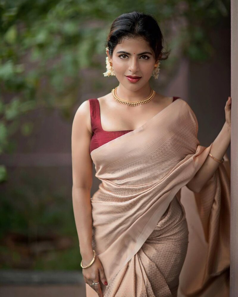 Iswarya menon new hot video clicks
