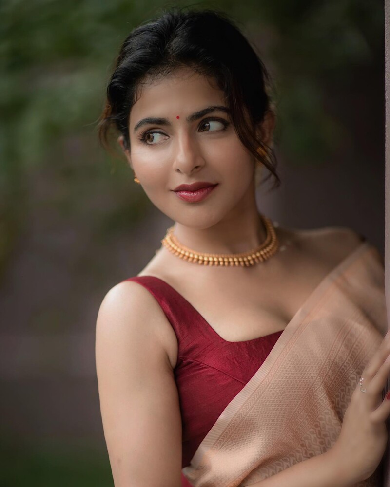 Iswarya menon new hot video clicks