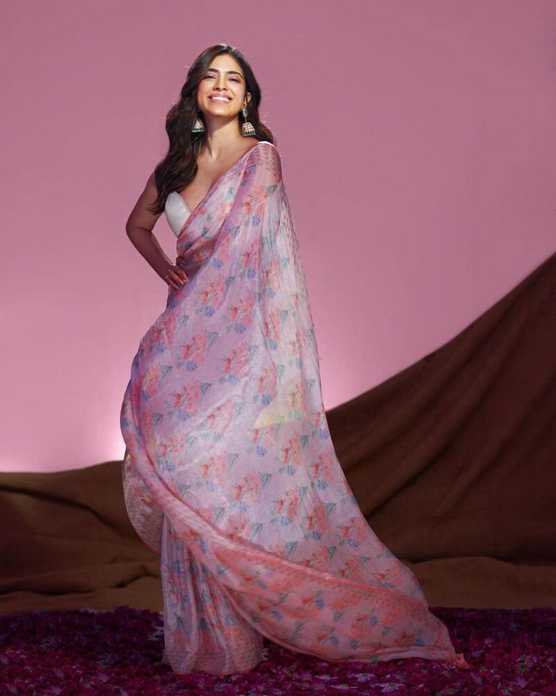 Malavika mohanan new hot clicks cinema