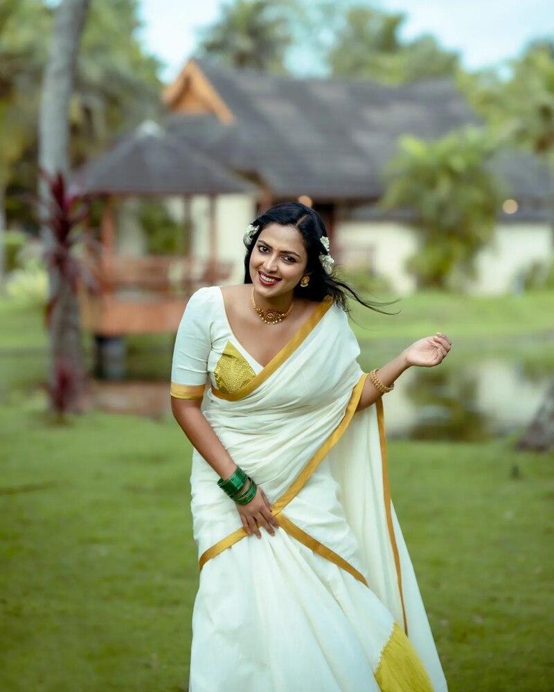 Amala paul new hot saree clicks