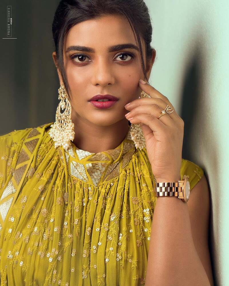 Aishwarya rajesh new hot clicks yellow
