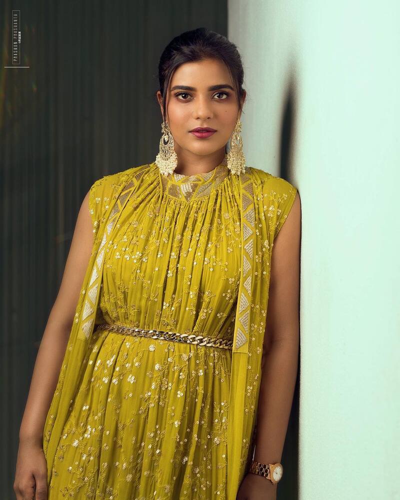 Aishwarya rajesh new hot clicks yellow