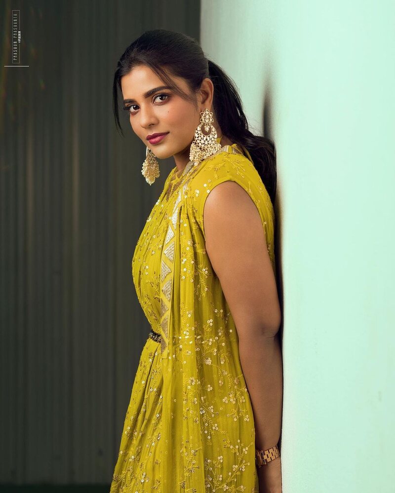 Aishwarya rajesh new hot clicks yellow