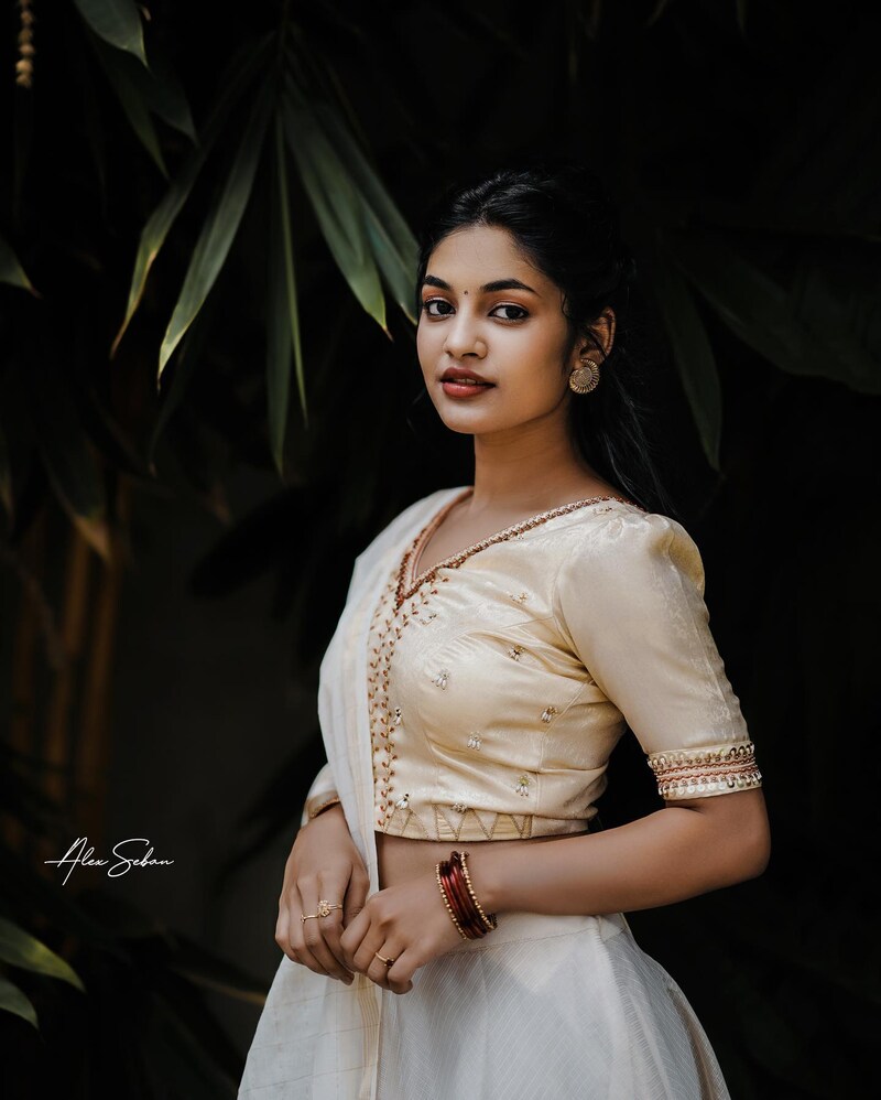 Ivana tamil new hot sivakarthikeyan clicks