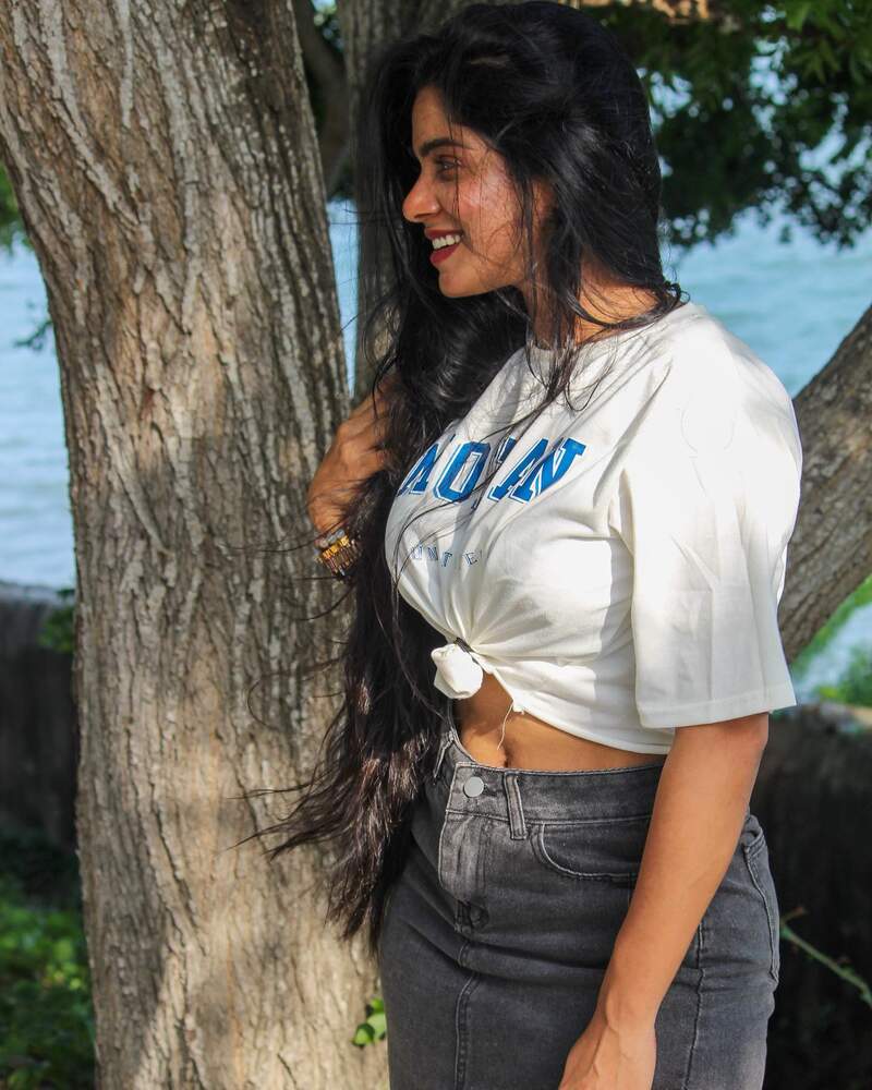 Divya bharathi new hot six packs