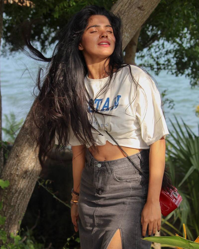 Divya bharathi new hot six packs