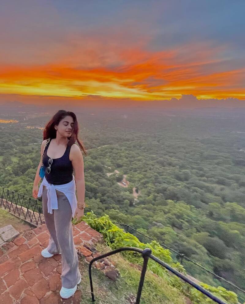 Siddhi idnani new vendhu thanindhathu kaadu