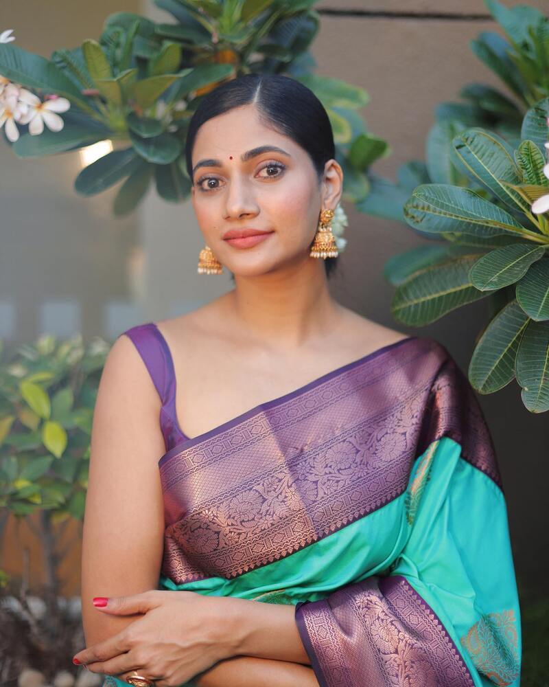 Losliya tamil new hot saree biggboss