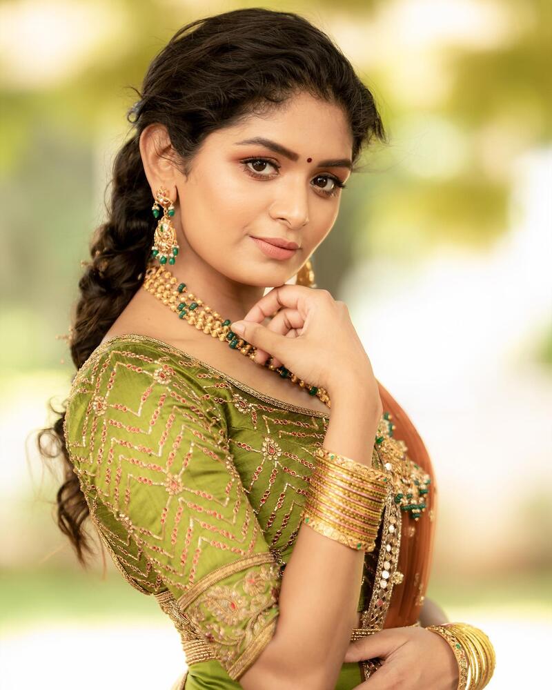 Aditi shankar new saree hot clicks