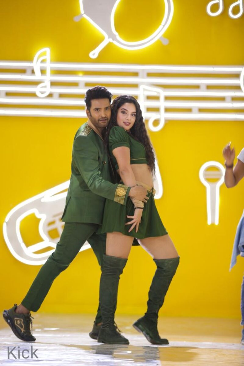 Santhanam kick movie stills