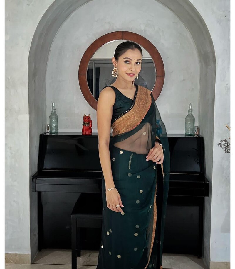 Andrea jeremiah new hot saree aniruth