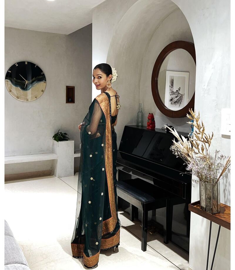 Andrea jeremiah new hot saree aniruth