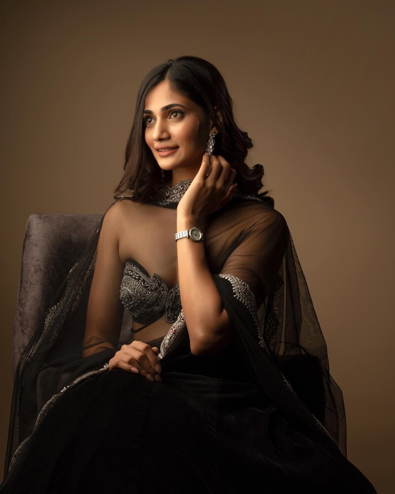 Losliya mariya new biggboss hot bikkini