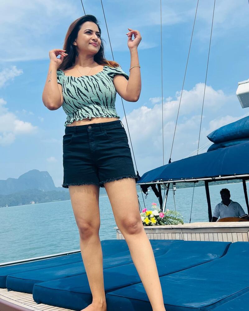 Janani ashokkumar new hot