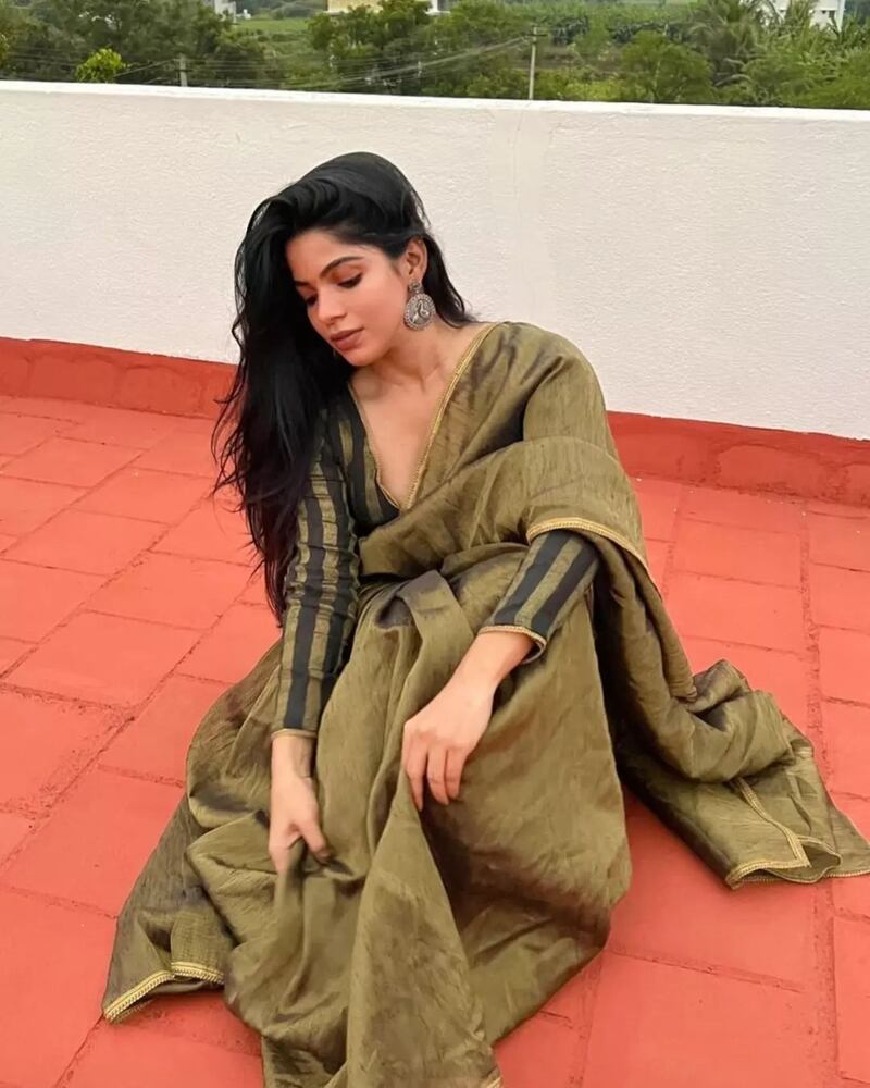 Divya bharathi new hot saree clicks