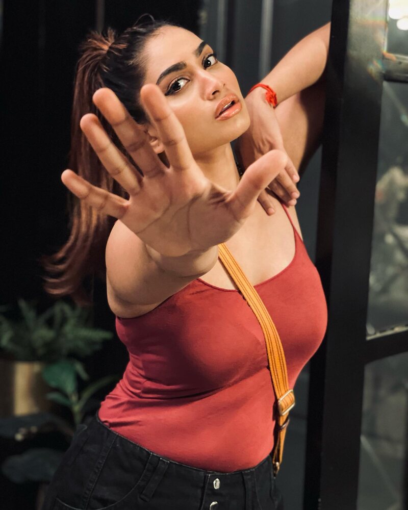 Shivani narayanan new hot