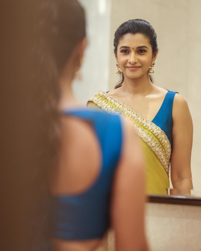 Priya bhavanishankar new hot saree clicks