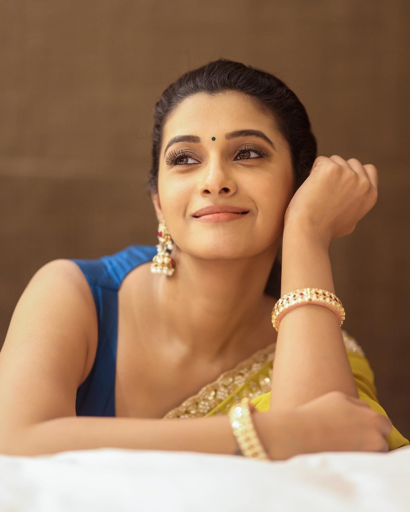 Priya bhavanishankar new hot saree clicks