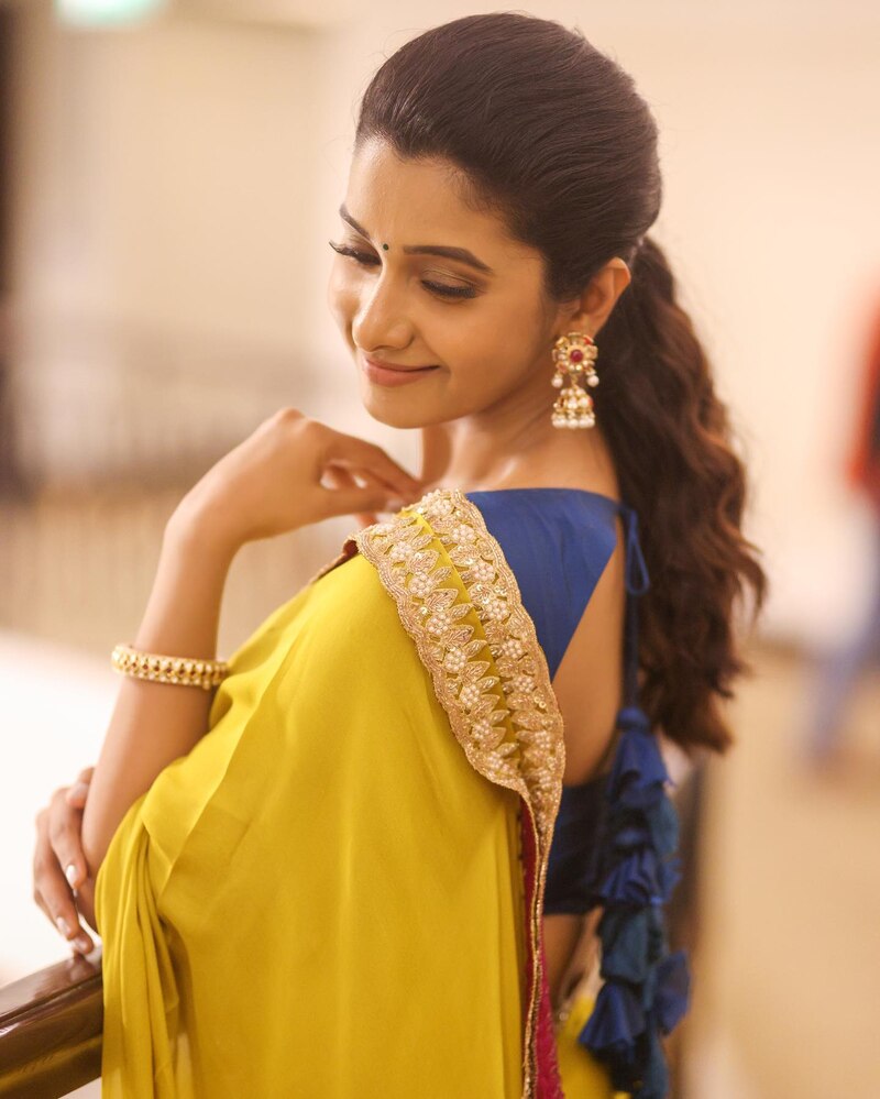 Priya bhavanishankar new hot saree clicks