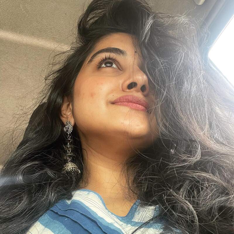 Nivetha thomas new hot selfie clicks