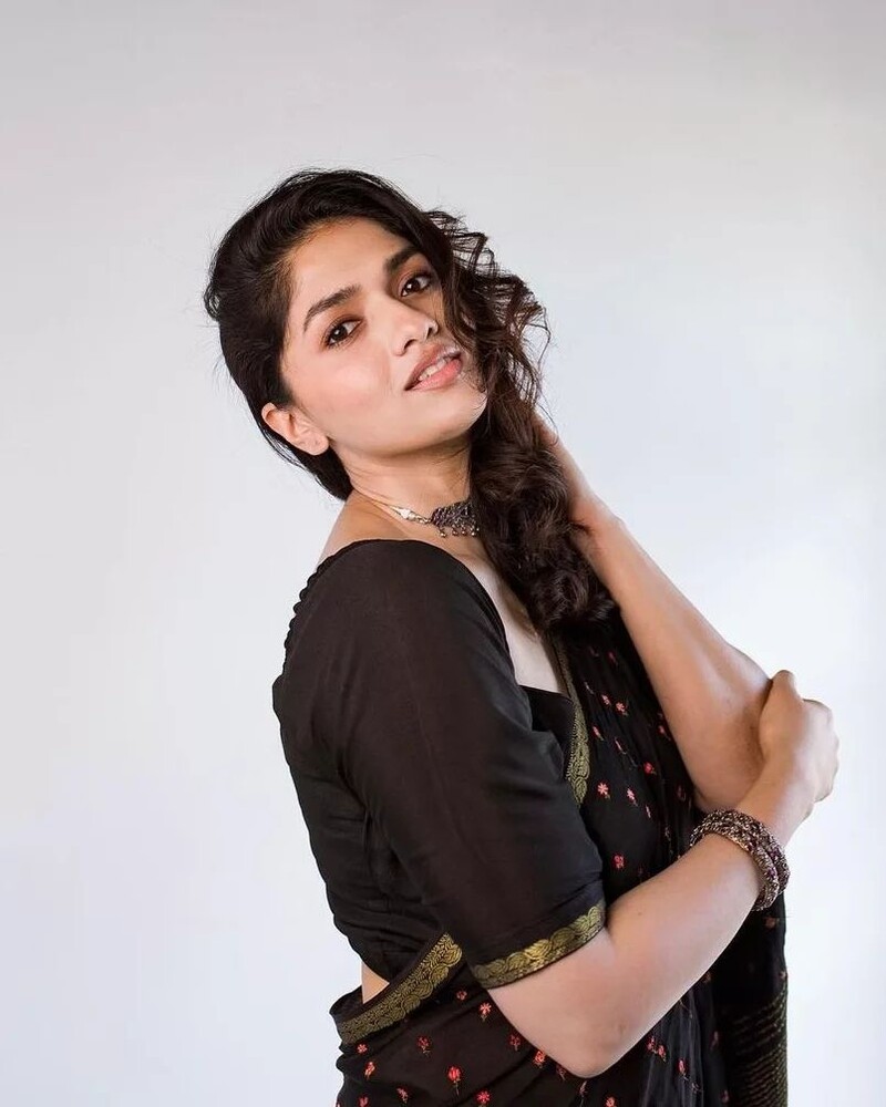 Sunainaaa saree new hot
