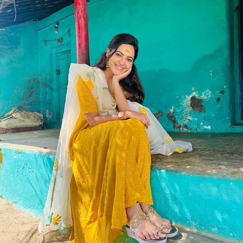 Athulya ravi new hot yellow cute