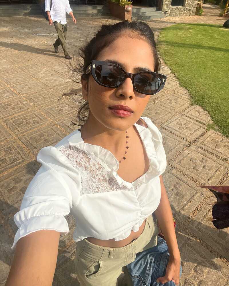 Malavika mohanan new hot travel clicks