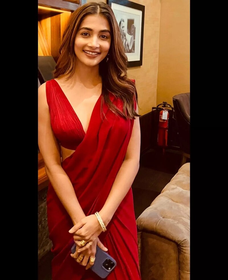 Pooja hegde new saree hot clicks
