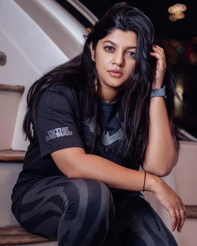 Aparna balamurali hot sooraraipottru