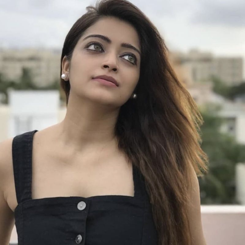 Janani latest photo viral