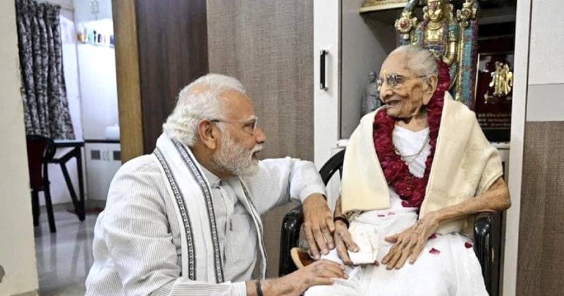 Narendra modi mother paased away report