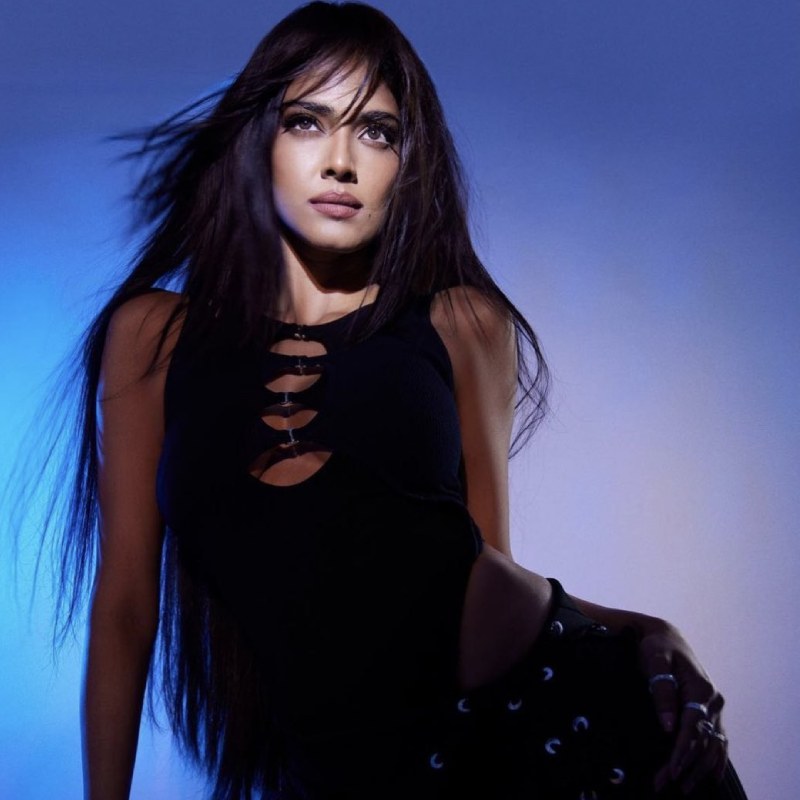 Malavika mohanan in black latest